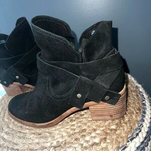 UGG Elora Suede Ankle Boots